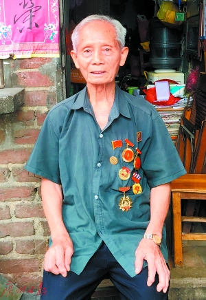 1926年出生于东莞厚街,原名方玉成,17岁加入东江纵队厚街革命小鬼队