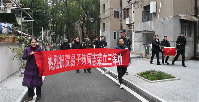 喜报献长辈,军功表孝心