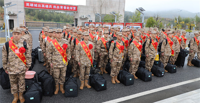 南昌市青山湖区新兵通过火车高铁